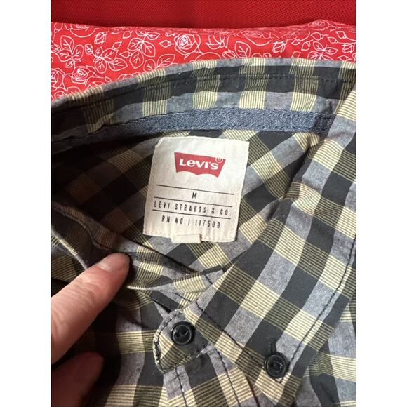 Levi's Men's Plaid Short Sleeve Button-Up Shirt, Size M - Picture 4 of 5